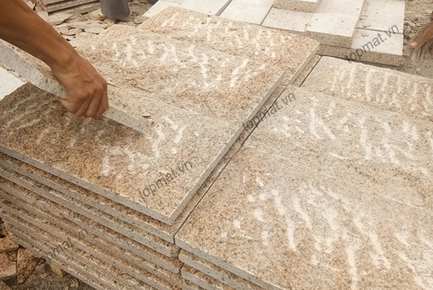 Đá ốp granite vàng Bình Định 30x60x2cm
