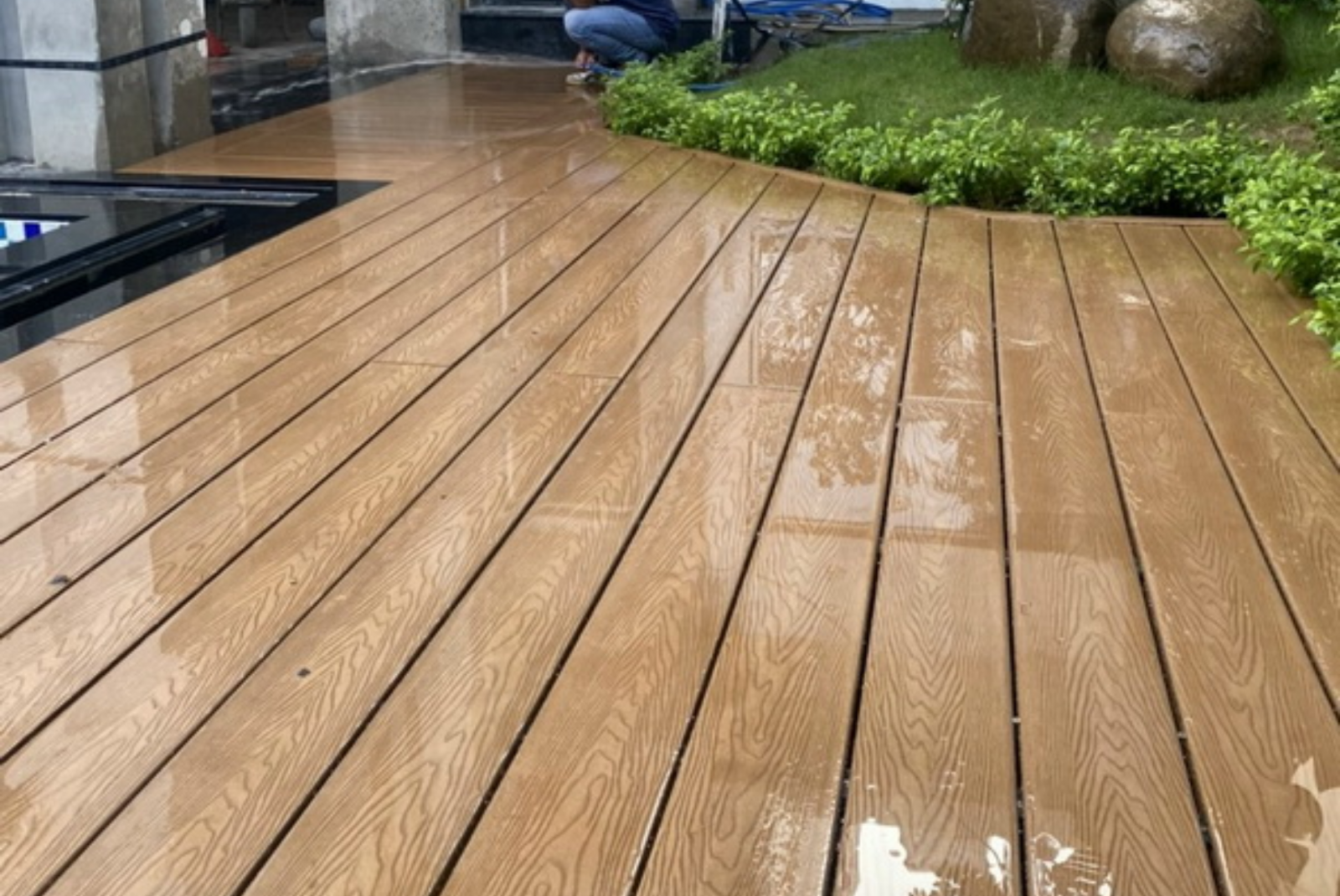 sàn gỗ ngoài trời chống nước mưa