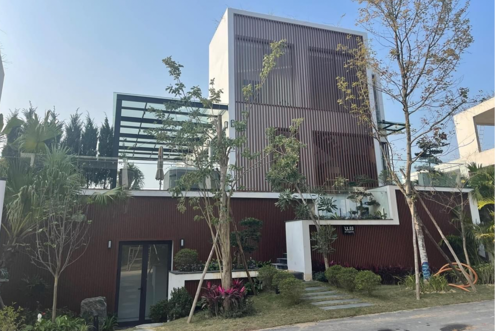 Trần nhôm giả gỗ trong công công trình thực tế ngoài trời chống cong vênh, giữ form tốt