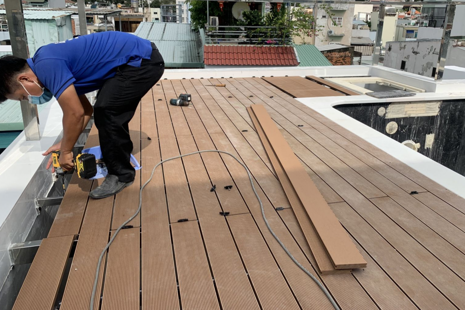 Thi công sàn nhựa giả gỗ ngoài trời với chi phí nhân công tiết kiệm, thời gian ngắn hạn