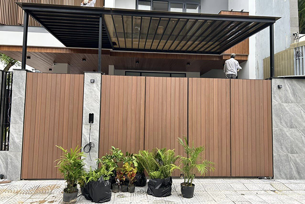 Nhựa giả gỗ ốp hàng rào mặt tiền tạo nên sang trọng, hiện đại cho ngôi nhà